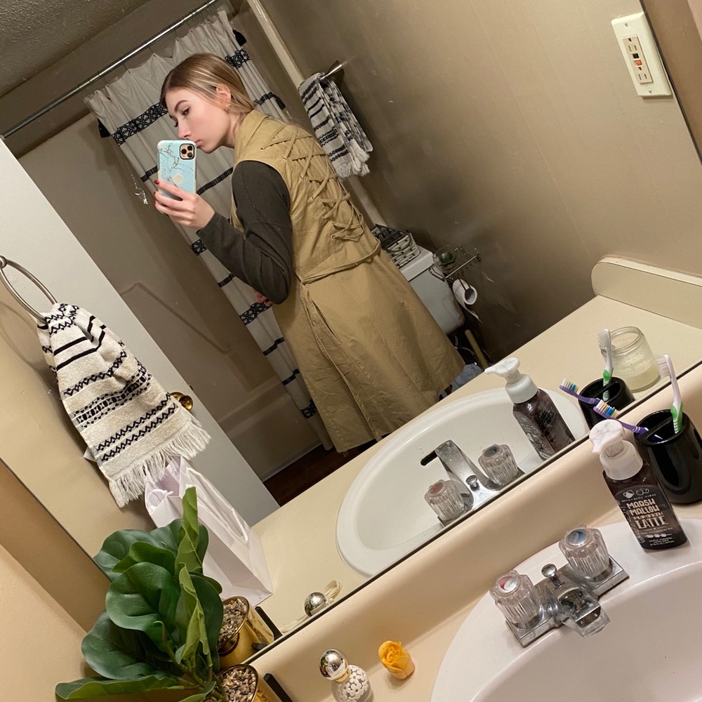 Charlie O. Sleeveless trench